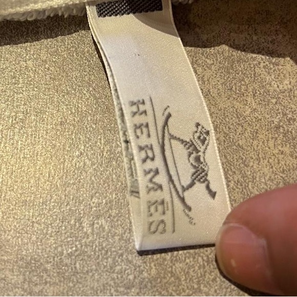 Hermes hand towel NWT box and tissue included - Picture 3 of 6